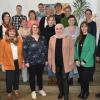 Jugendamtsleiter Christoph Schramm und Ursula Salberg, Fachstelle Kindertagespflege im Jugendamt, freuen sich gemeinsam mit den Absolventinnen Jennifer Ott, Marion Mäder, Alexandra Montag, Diana Wagner, Heike Andresen, Eva Neu, Tanja Enkirch, Monika Dietz, Claudia Ronneberger, Petra Schäflein, Marika Philipp, Sabine Amon, Jasmin Fösel, Alia Talib Jamel und Jasmin Delzer über den erfolgreichen Abschluss des Qualifizierungskurses für Tagesmütter und Tagesväter.