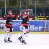 Play-Offs erreicht: Nach dem entscheidenden Tor zum 4:3 in der Verlängerung gegen Trostberg dreht Torschütze Tomas Pribyl (rechts) zum Jubeln zu den Fans ab, Dominik Tobola (links) und Jakub Sramek bejubeln den Siegtorschützen.