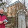 Das Randersackerer Pfründnerspital hatte sich einst in dieser Villa befunden. Gestiftete hatte es der Oberamtsrichter Michael Hofmann, an den der Gedenkstein erinnert. Altbürgermeister Franz Hartel hat die Geschichte dazu recherchiert.