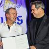 Fredi Breunig in Aktion. Das Bild zeigt ihn zusammen mit Ministerpräsident Markus Söder im Haus des Gastes in Wargolshausen.
