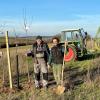 Das Bild zeigt von links nach rechts Klaus Sanzenbacher, Vorsitzender LBV-Kreisgruppe Kitzingen, und die beiden Landwirte Erwin und Tobias Mantel aus Martinsheim mit noch zu pflanzenden Obstbaumhochstämmen.