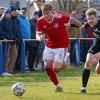 Einer von zahlreichen Zweikämpfen in der Landesliga-Partie zwischen der DJK Dampfach und der DJK Schwebenried/Schwemmelsbach: Dampfachs Stürmer Leon Heppt (links) enteilt Marcel Behr.