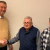 Im Bild: Vorstand Günter Rau, bisheriger Gesellschaftspräsident Hans Karl Wedler, stv. Sitzungspräsident Michael Negwer.