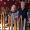 Die Stühle bleiben oben, das griechisches Restaurant Symposion ist nach gut 30 Jahren Geschichte. Für das griechische Ehepaar Theo und Sotiria Savvidis endet damit eine  47 Jahre währende Tätigkeit als Gastwirte in Bad Königshofen. Rechts im Bild Tochter Elisabeth Savvidis. 