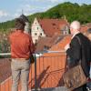 Noch zeigt der Blick auf die Dächer der Altstadt Marktbreits, wie hier bei einem Ortstermin des Stadtrats im sanierten evangelischen Kindergarten im Mai vergangenen Jahres, fast nur rote Dächer –demnächst dürften sich auch Photovoltaikanlagen darunter mischen.