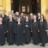 Pfarrer Oppelt inmitten von Pfarrkapitel und Kirchenvorstand der Stadtkirche: (vorne) Pfarrer Stier, Pfarrer Häberlein, Pfarrer Oppelt, Pfarrerin Zeiher, Pfarrer Vogt, Dekanin Baderschneider, (hinten) Diakon Dubowy, Pfarrerin Thelen, Pfarrer Koch, Herr Dr. Forster, Frau Dr. Rheindorf, Frau Bürgermeisterin Glos, Frau Kaidel, Frau Körner, Frau Sattes und Pfarrer Vogel.