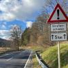 Aufpassen: Ein Schild an der Staatsstraße 2317 zwischen Partenstein und Wiesthal-Krommenthal warnt Verkehrsteilnehmer vor den folgenden Straßenschäden.  