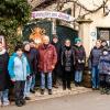Die Wandergruppe vor dem Weinkeller am Schloss.