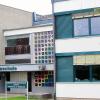 Der rechte Teil neben dem alten Eingang der Edmund-Grom-Schule in Hohenroth wird saniert. Darin werden ein Hort und eine Großküche untergebracht.