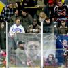 Kapitän Christian Dietrich ist bei den Fans sehr beliebt und bei den Spielen nicht nur auf dem Eis präsent. Er hofft, dass der Hawks-Anhang am Sonntag wieder zahlreicher als zuletzt ins Stadion kommt. 