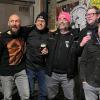 Die Band Malm mit Frontmann Alexander Hartmann (Zweiter von rechts) spielte am Samstag in der Pax Brauerei in Oberelsbach. Zusammen mit Pax-Chef Andreas Seufert (Mitte) brauten die vier Musiker am Samstag ein eigenes Band-Bier.