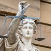 Eine Statue von Justitia, der Göttin der Gerechtigkeit.