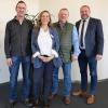 Landrat Thomas Eberth (rechts) gratulierte (von links) Matthias Neckermann zum 40. und Claudia Ruhe zum 25. Dienstjubiläum. Dr. Otto Erb wurde in den wohlverdienten Ruhestand verabschiedet.