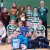 Die U-15-Juniorinnen des SV Veitshöchheim haben die Bezirksmeisterschaft in Karlstadt gewonnen. Der erfolgreichen Mannschaft gratulieren Yvonne Söser (links), Vorsitzende im Bezirks-Frauen- und Mädchen-Ausschuss, und Bezirksvorsitzender Jürgen Pfau (rechts). Nun nehmen die Veitshöchheimerinnen an der bayerischen Meisterschaft in Herrieden teil.