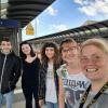Über ihren Erfolg freuen sich: (von links) Lucas Kaudelka, Lia Zwerger und Edward Lentini sowie die leitenden Lehrerinnen Kristin Dünninger und Regine Huber.