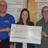 Strahlende Gesichter bei der symbolischen Spendenübergabe der Creglinger Firma Kerndter-Holzbau GmbH an den örtlichen Vertreter der Elterninitiative der Station Regenbogen Würzburg: (von links) Geschäftsführer Jörn Herwarth, Juniorchefin Meike Herwarth und Helmut Schwab von der Station Regenbogen.