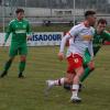 Einem Rückstand nachlaufen, wie in dieser Szene der Großbardorfer Xaver Müller (rechts) gegen den Regensburger Benedikt Fischer, musste der TSV in seinem Bayernliga-Heimspiel gegen die Zweitliga-Reserve.