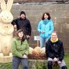 Stolz präsentieren Stefan und Bernd Schmidt (neben dem Osterhasen von links) ihren Hasen aus Pappelholz, der sicher ein Blickfang in der Ortsmitte von Ruppach ist.
