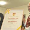 Gerhard Eller (rechts) ist neuer Ehrenbürger der Gemeinde Pfarrweisach. Bürgermeister Markus Oppelt überreichte ihm die Ernennungsurkunde am Samstagabend im Rahmen des Frühlingskonzerts der Blasmusik Kraisdorf in der Frauengrundhalle in Ebern.