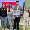 Dilara Chasanoglou, Kreß Sophie, Isa Blenora, Panagiotis Pavlov , Lara Iyier und  Bahar Moustafa Oglu mit der Spendensumme, die beim Kuchenverkauf zusammenkam.