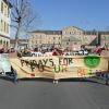 Ein Klimaaktivist zeigt Flagge.