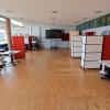 Rund 110 Quadratmeter groß ist das Lernatelier in der aufgelassenen Schülerbücherei im Gymnasium Veitshöchheim mit Bereichen für Kommunikation, Gruppenarbeit und stiller Arbeit sowie einer Präsentationscorner. Rund 110 Quadratmeter groß ist das Lernatelier in der aufgelassenen Schülerbücherei im Gymnasium Veitshöchheim mit Bereichen für Kommunikation, Gruppenarbeit und stiller Arbeit sowie einer Präsentationscorner.