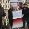 Den Spendenscheck übergaben in Sommerach (von links): Wolfgang Tilgner mit Hündin „Isa“, Franka Landauer und Karoline Schramm an die Vertreterin der Kinderpalliativteams Birgit Brack.