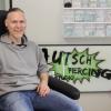 Der bewährte Behandlungsstuhl durfte im neuen Autsch Piercingstudio von Gregor Hirth nicht fehlen. Er steht jetzt im Keller des Familienhauses in der Rosenstraße 40 in Retzbach.