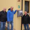 Sie freuen sich über den Defi am Feuerwehrhaus Fierst: (von links) Thomas Limpert, Dieter Güthlein, Thomas Mahr und Christian Senff.