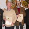 Zum Erinnerungsfoto stellten sich Uwe Pfeiffer (2. Schützenmeister), die Geehrten Kurt Schneider (60 Jahre) und Friedrich Solms-Laubach (25 Jahre) sowie Tobias Maier (1. Schützenmeister) dem Fotografen.