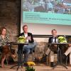 Nachhaltiger Wohnungsbau auf dem Land war das Thema einer Podiumsdiskussion des Grünen-Kreisverbands im Giebelstadter Kartoffelkeller, von links die Co-Vorsitzenden Sven Winzenhörlein und Jessica Hecht, Landtagsabgerodneter Christian Zwanziger, der ehemalige Stadtbaurat Christian Baumgart, Stimmkreisabgeordnete Kerstin Celina und und Antje Boyks aus Kirchheim.