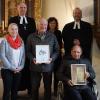 Susanne Köhler (neu eingeführte Organistin Brünnau), Dekan Günther Klöss-Schuster, Paul Hahn (Mesner und Jubilar), Gerda Schmidt (Kirchenvorstand Brünnau), Adolf Steigerwald (ehem. Organist und Jubilar) und Pfarrer Martin Voß stellten sich zum Erinnerungsfoto auf.