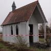 Diese Sommeracher Stiftskapelle ist am Wochenende angezündet worden. Die Polizei hat zwei dringend tatverdächtige Jugendliche ermittelt.