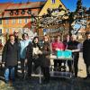 Beim Schmücken der Platanen (von links): Helga und Werner Schmid, Anneliese Ring, Benita Kemmerer, Birgitt Stumpf, Dagmar und Dieter Schwerdt, Waltraud Lindner, Bürgermeister Thorsten Wozniak