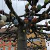 Der Osterschmuck am Marktplatz in Gerolzhofen klirrt im Wind.   