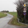 Die Beschilderung der Neuseser Straße in Schwarzenau Richtung Neuses am Berg ist aktuell nicht eindeutig. Laut Gemeindeverwaltung soll die Tonnagebeschränkung für Lkw (8 Tonnen) noch angebracht werden. Landwirtschaftliche Fahrzeuge haben keine Gewichtsbeschränkung. Das Schild "7,5 t" bezieht sich auf das Tempolimit von 30 Stundenkilometer. Die Beschilderung der Neuseser Straße in Schwarzenau Richtung Neuses am Berg ist aktuell nicht eindeutig. Laut Gemeindeverwaltung soll die Tonnagebeschränkung für Lkw (8 Tonnen) noch angebracht werden. Landwirtschaftliche Fahrzeuge haben keine Gewichtsbeschränkung. Das Schild "7,5 t" bezieht sich auf das Tempolimit von 30 Stundenkilometer.
