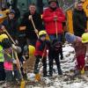 Bürgermeister, Projektverantwortliche und Kindergartenkinder übernahmen den Spatenstich für den Neubau eines zweigruppigen Kindergartens im Riedbacher Ortsteil Humprechtshausen.