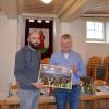Vorsitzender Steffen Mark überreicht Heinz Weber ein Präsent. Vorsitzender Steffen Mark überreicht Heinz Weber ein Präsent.