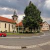 Der Dorfplatz und die neue Ortsdurchfahrt des Stadtteils Seubrigshausen sind seit Jahren fertig, aber noch nicht vermessen und offiziell eingeweiht. Bei der Bürgerversammlung störte sich ein Teilnehmer an den drei Fahnenmasten in der Bildmitte. Vorgeschlagen wurde auch, die Einweihung mit der 900-Jahr-Feier des Dorfes zu verbinden.