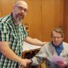 Gerhard Müller, Vorsitzender des VdK-Ortsverbandes Alsleben-Trappstadt, bedankte sich bei Kassier Alois Wehner (rechts), der das Ehrenamt 25 Jahre übernommen hat.