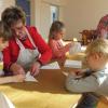 Röttbacher Vorschulkinder falten Servietten für das gemeinsame Essen mit den Senioren.