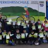 Die AusbilderInnen (oben von links) Praktikantin der Polizei, Frau Fiona Lang, Frau Daniela Eisfeld, Herr Matthias Schuhmann, Frau Sabine Diener und die erfolgreichen Schülerinnen und Schüler.