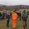 Begrüßung der Teilnehmer:innen durch den Rhönklub am Fuß des Kreuzbergs.