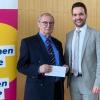 Zum Abschluss seiner Rede überreichte Bürgermeister Manuel Kneuer (rechts) ein Geldgeschenk an Karl-Heinz Fleischer, den 1. Vorsitzenden des VdK-Ortsverbandes Gochsheim.