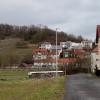 Blick von der Straße "Zum Sportplatz" in Steinbach mit der Wiese im Hochwasserschutzgebiet (links) hinüber auf die Siedlung am "Wendelinussteig". Bleibt als einzige Möglichkeit ein Baugebiet in den Weinberg?