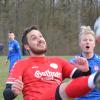 Da staunt der Sulzthaler Marcel Schmitt  (rechts) über den kühnen Versuch von Julian Stahl, den Ball aus der Luft zu holen. Links im Hintegrund: Rannungens Andre Wetterich und Sulzthals Felix Keß.