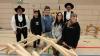 Applaus für Lennox, Niklas, Shanice und Anastasia (von links), die ihr Holzbau-Talent an der Da-Vinci-Brücke zeigten. Innungsobermeister Hermann Lang und Richard Betz mit seinem Theaterstück "Hand und Werk" hatten in der Mittelschule in Ochenfurt speziell für den Holzbau und das Handwerk allgemein geworben. Applaus für Lennox, Niklas, Shanice und Anastasia (von links), die ihr Holzbau-Talent an der Da-Vinci-Brücke zeigten. Innungsobermeister Hermann Lang und Richard Betz mit seinem Theaterstück "Hand und Werk" hatten in der Mittelschule in Ochenfurt speziell für den Holzbau und das Handwerk allgemein geworben.