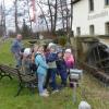Paul Bruckmann zeigt den Geiselwinder Kommunionkindern das Mühlrad der historischen Kunstmühle Lonnerstadt.