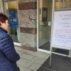 Kunden der VR-Bank standen am Freitagvormittag etwas ratlos vor der Hauptstelle in der Bad Brückenauer Unterhainstraße. Dort wurde wenige Stunden zuvor eingebrochen.