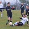 Alles reinhängen nutzte nichts: Florian Schulze (Mitte) und seine SG Stadtlauringen/Ballingshausen mussten sich dem TSV Forst (links Nico Reulein) mit 0:3 geschlagen geben.